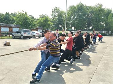 勞動最美、團結(jié)拼搏”拔河比賽