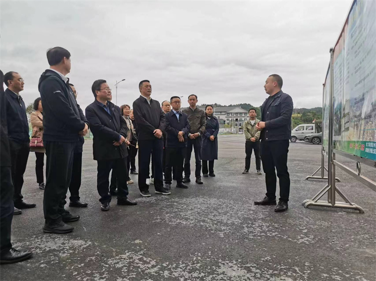 自貢市人大常委會副主任、民建自貢市委主委王孝謙一行考察四川供銷西南冷鏈物流基地